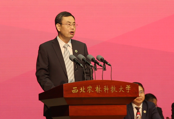 b29e0b3c79a8402fab20ef170b9cc153.jpg 副校长马建华主持开学典礼.jpg