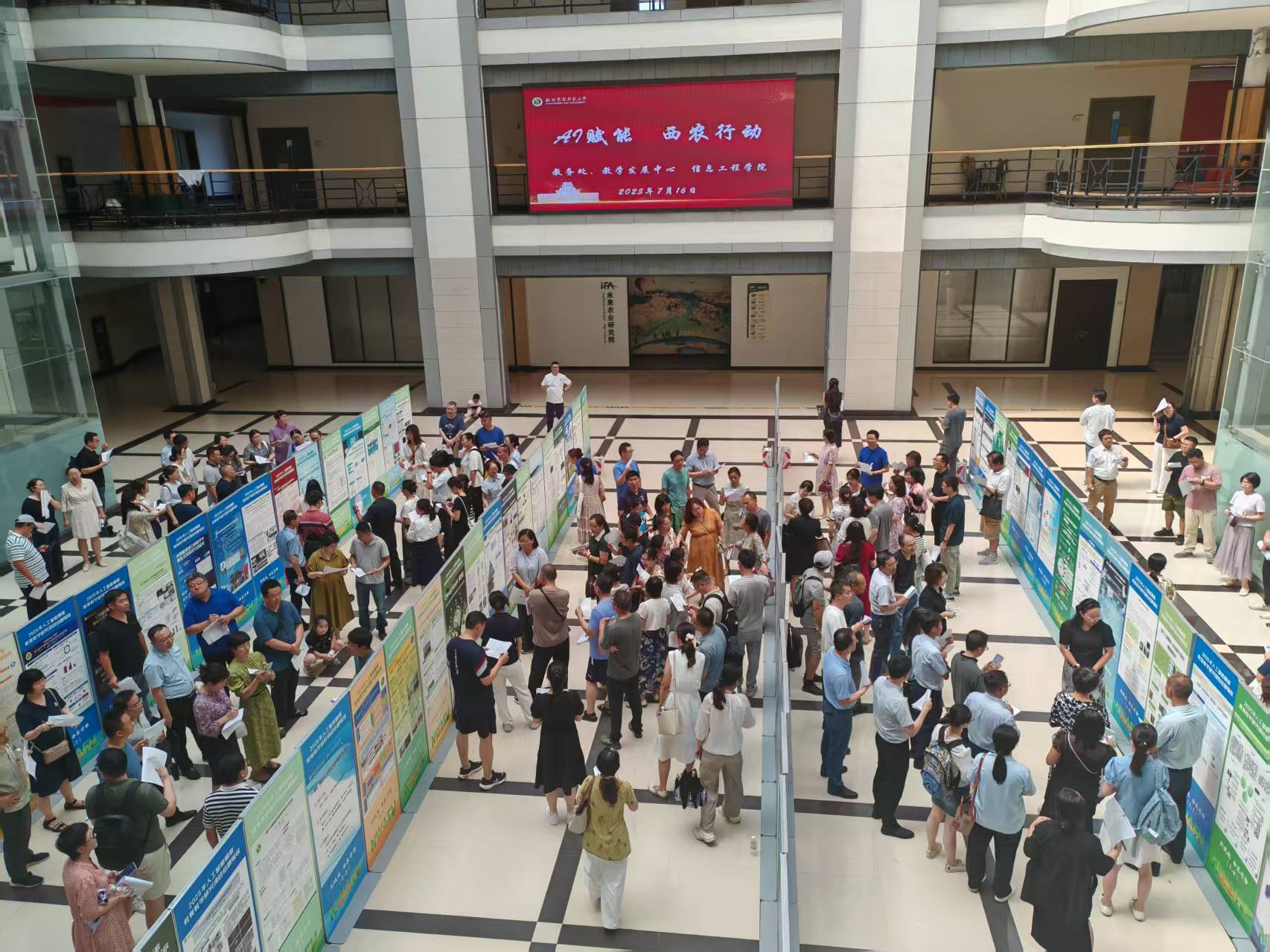 海报交流现场，气氛热烈 (2).jpeg