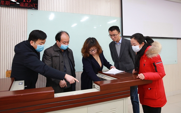 3bfa84df93934d00b22d2d78667b806c.jpg 6陈玉林副校长带领工作人员检查教室设备_副本.jpg