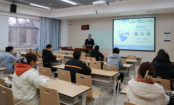 9c9295d5694f4b5ab7935f54b50f2951.jpg 3王进义教授正在给学生上课_副本.jpg