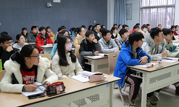 4dce5ddc77b84b33b9287a4cabc5723e.jpg 4学生认真听课中_副本.jpg