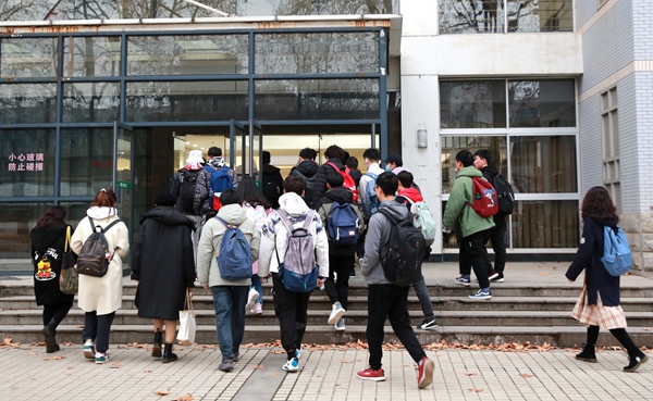 e43d2560e6604d1cbed8a32a26c723dc.jpg 2走进8号教学楼_副本.jpg