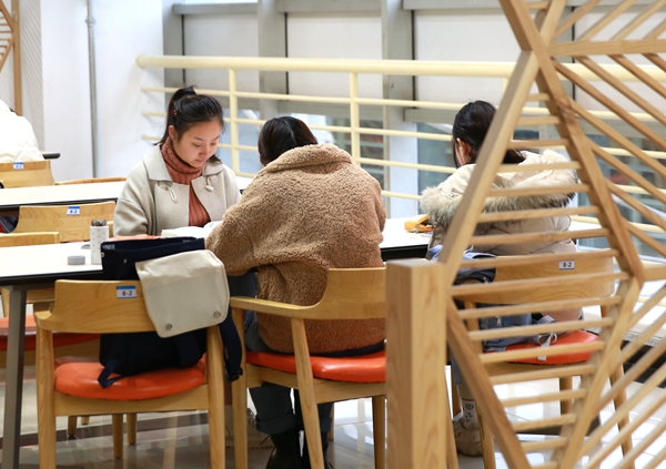 caaa70b98e154af8a4b3d87ec2f5e553.jpg 7学生正在8号教学楼上自习_副本.jpg