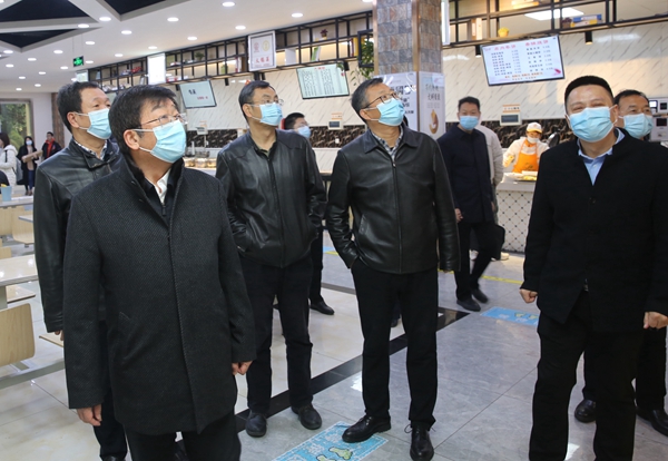 4526bb5ec0284e2db967daeed39102d4.jpg 05吴普特在学生餐厅检查工作_副本.jpg