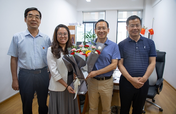 d960a54b466a465a8377a25311090168.jpg 走访慰问经管学院班主任董春柳_副本.jpg