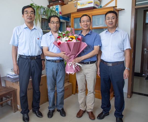 562bc6dff22248d796ff85bc9192bda2.jpg 走访慰问机电学院班主任李群卓_副本.jpg