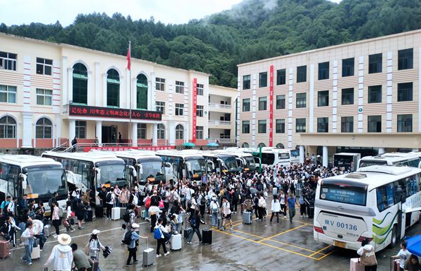 69d67d5000604f57b0014f696d1f4e26.jpg 实习师生到场_副本.jpg